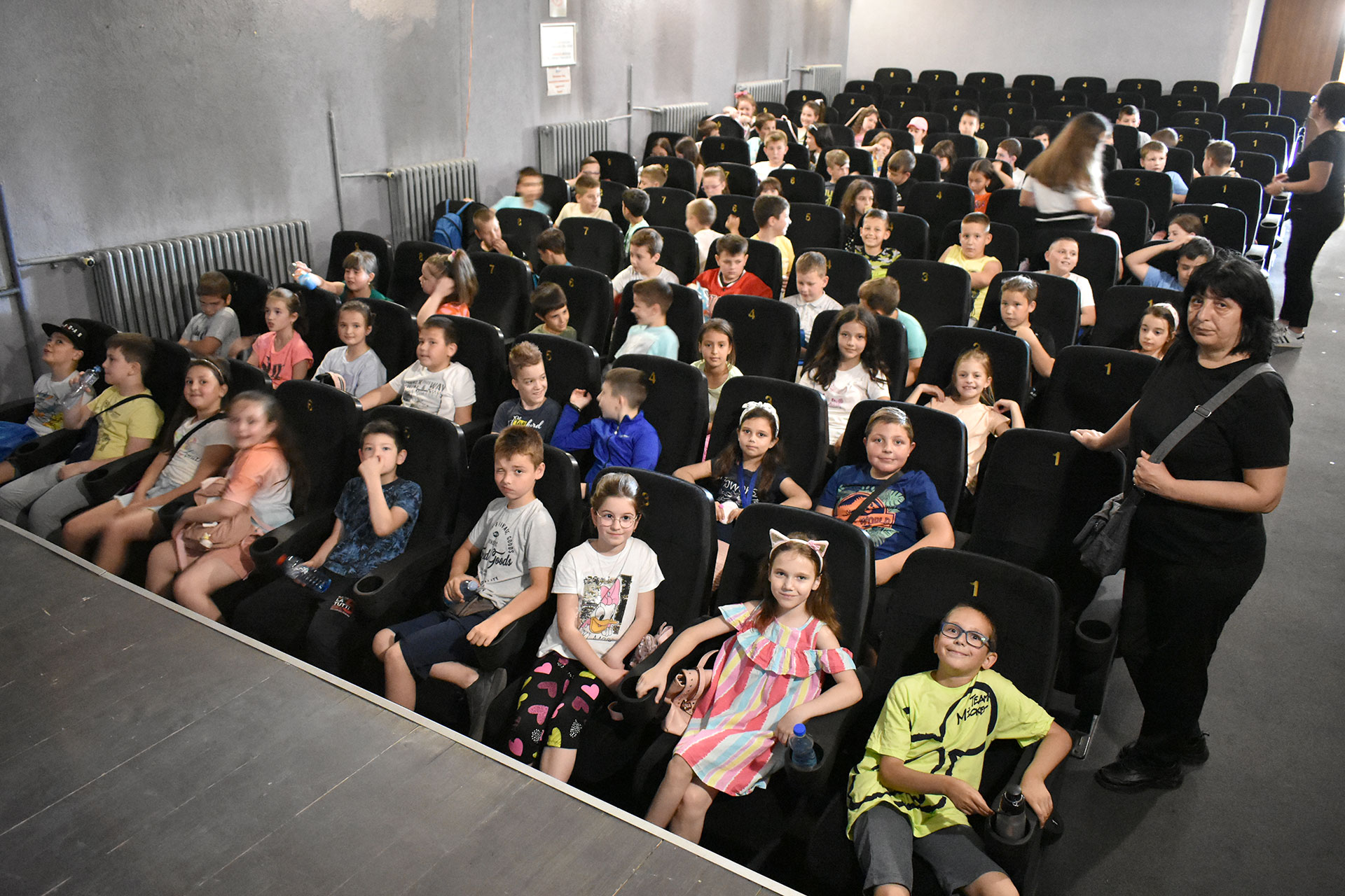 Посета ученика основних школа на организованим пројекцијама биоскопа Лесковачког културног центра